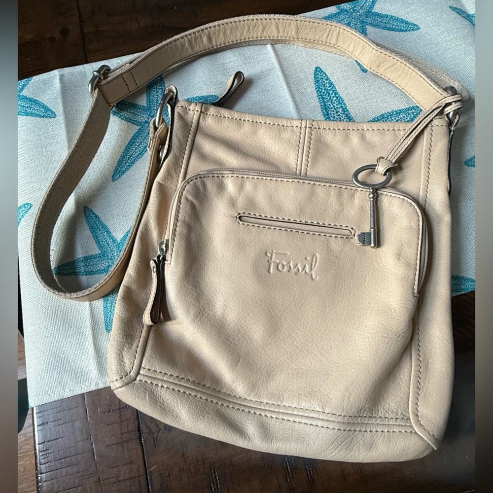 Fossil leather organizer crossbody bag, cream, vguc